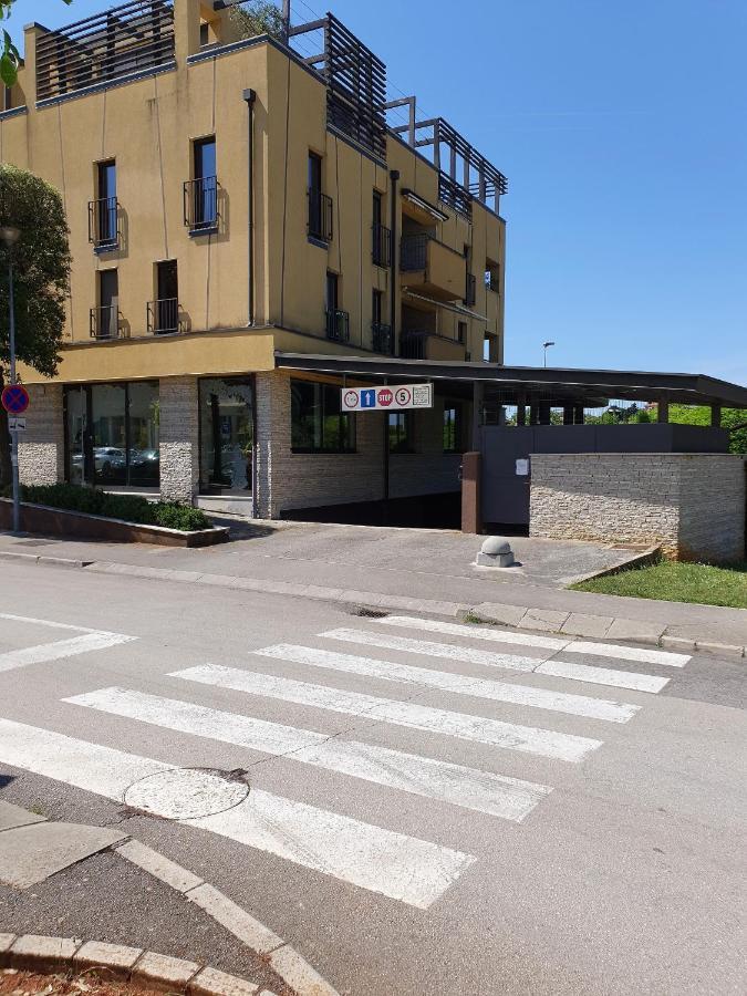 Lucia Exclusive With Parking In The Garage Apartman Poreč Kültér fotó