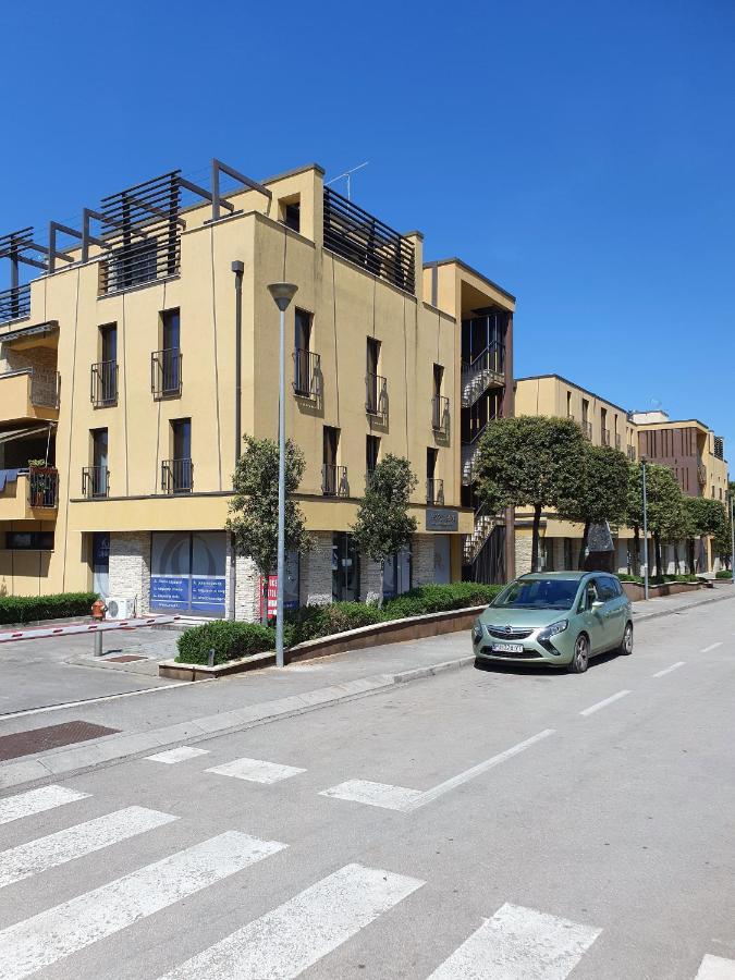 Lucia Exclusive With Parking In The Garage Apartman Poreč Kültér fotó